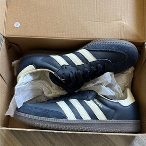 NEW ADIDAS SAMBAS. Size 7.5 MENS, 8.5 WOMENS